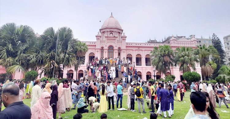 ঈদের তৃতীয় দিনে আহসান মঞ্জিলে দর্শনার্থীর মিলনমেলা