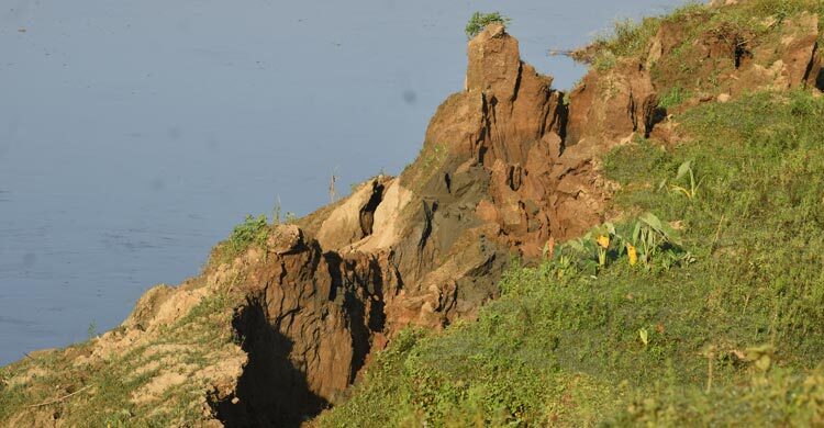 মনু নদীর বাঁধে আকস্মিক ধস, এলাকায় আতঙ্ক