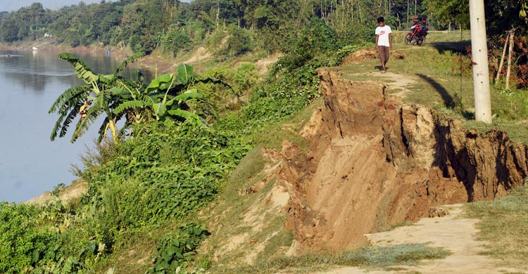 মনু নদীর বাঁধে আকস্মিক ধস, এলাকায় আতঙ্ক