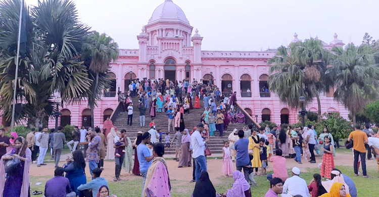 ছুটির দিনে আহসান মঞ্জিলে ঈদের আমেজ
