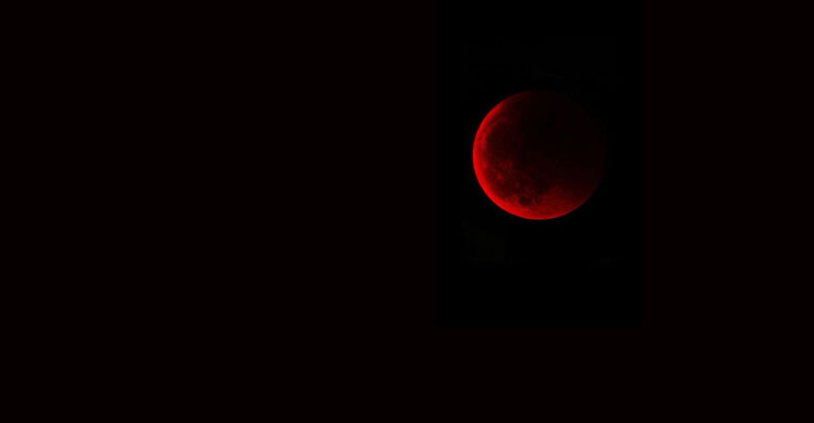 পূর্ণগ্রাস চন্দ্রগ্রহণে ঢাকার আকাশে কালচে লাল চাঁদ