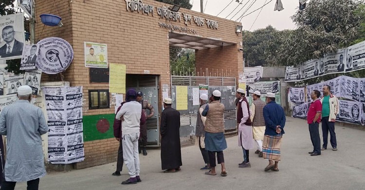 ফজরের নামাজ শেষেই ভোট দিতে কেন্দ্রে ভোটাররা, নিরাপত্তার কড়াকড়ি