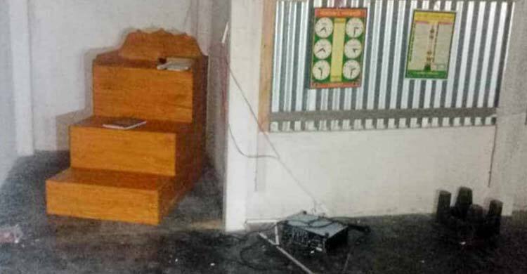 মসজিদে ঢুকে ইমামসহ মুসল্লিদের ওপর হামলা, আসবাবপত্র ভাঙচুর