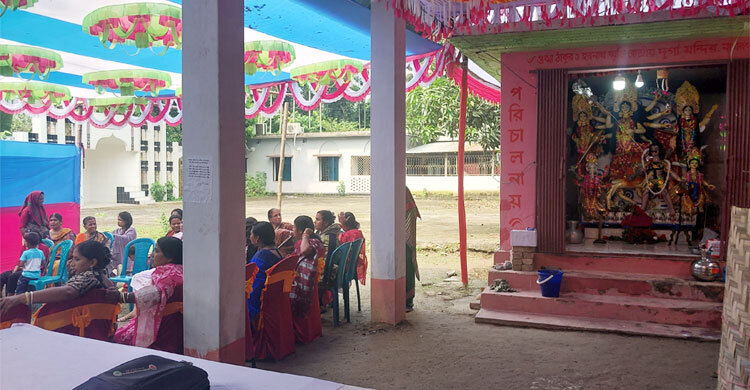 Muslims, Hindus worship side by side on same yard