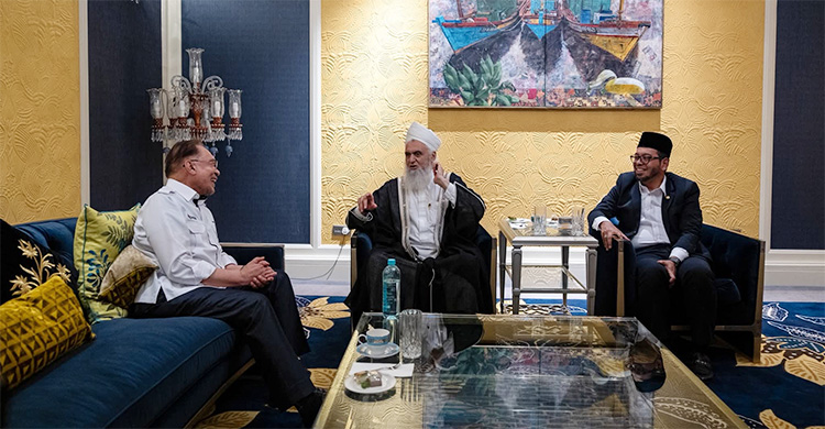 মসজিদ আল-আকসার ইমামের সঙ্গে আনোয়ার ইব্রাহিমের সাক্ষাৎ