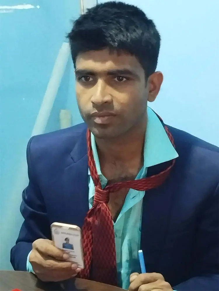 প্রেমিকার আস্থা অর্জনে পুলিশের আইডি কার্ড বানাতে গিয়ে রাজমিস্ত্রি আটক