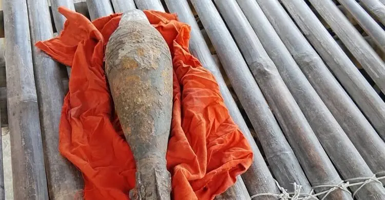 বুড়িমারীতে পাথরের ট্রাকে মর্টার শেলসদৃশ বস্তু