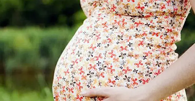 অনাহারে শরীর কাকে আগে বাঁচায়, মা নাকি শিশু?