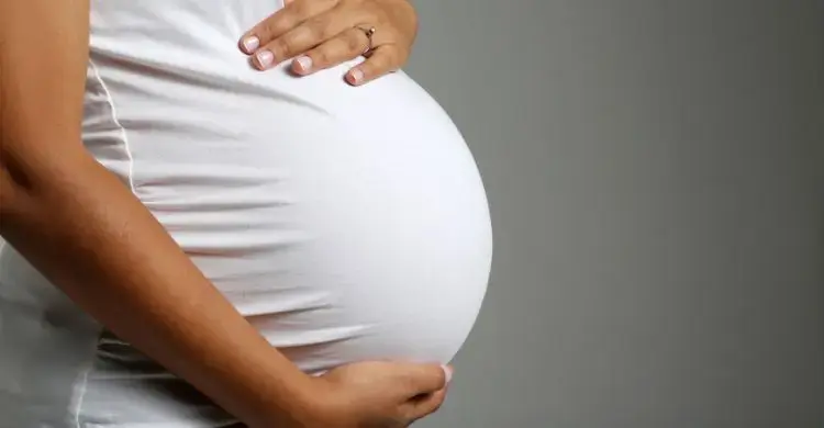 অনাহারে শরীর কাকে আগে বাঁচায়, মা নাকি শিশু?