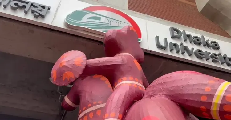 টিএসসি মেট্রোরেল স্টেশনে বেঁধে গেল নববর্ষের মোটিফ