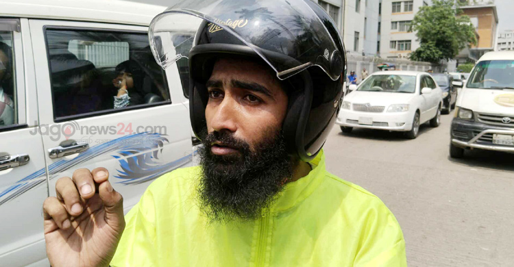 আহত শিক্ষার্থীর স্বজনদের ফ্রি বাইক সার্ভিস দিচ্ছেন মাহমুদ