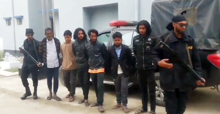 মোটরসাইকেলে এসে ডিবি পরিচয়ে ছিনতাই, গ্রেফতার ৬