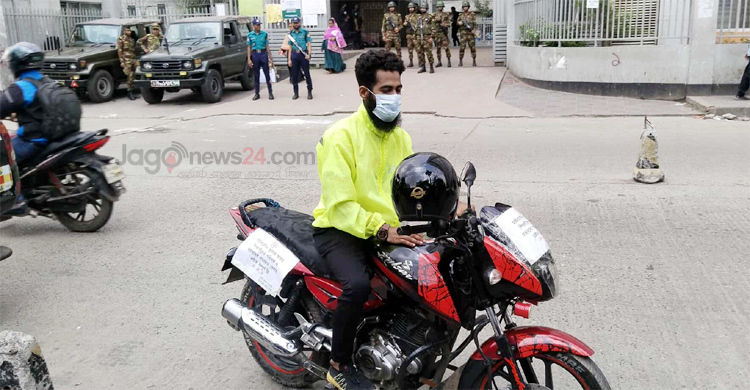 আহত শিক্ষার্থীর স্বজনদের ফ্রি বাইক সার্ভিস দিচ্ছেন মাহমুদ