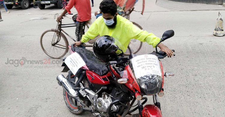 আহত শিক্ষার্থীর স্বজনদের ফ্রি বাইক সার্ভিস দিচ্ছেন মাহমুদ