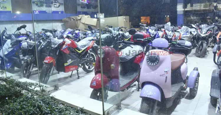 বিদ্যুৎচালিত স্কুটারের বিক্রি রমরমা, মোটরসাইকেলে ধস