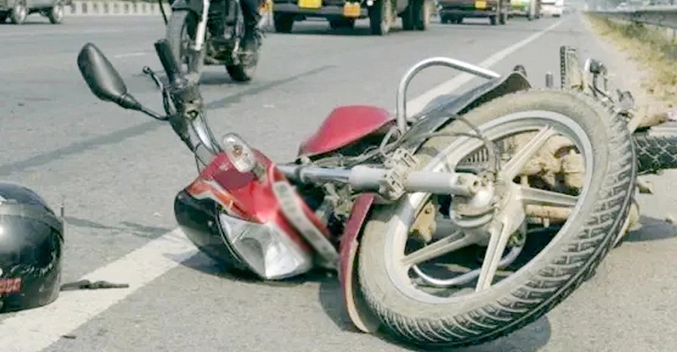 সাতক্ষীরায় মোটরসাইকেলের সংঘর্ষে নিহত ৩
