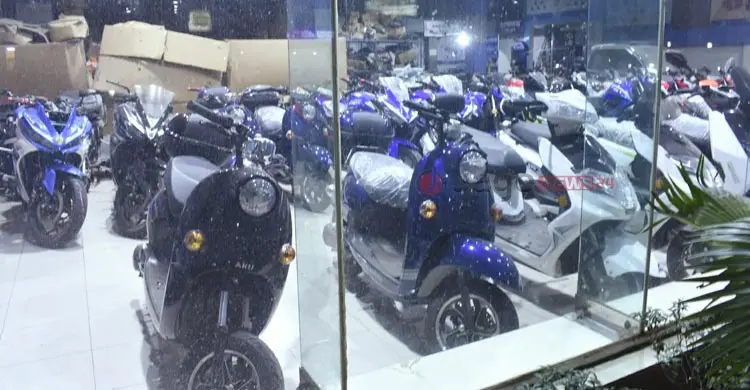 বিদ্যুৎচালিত স্কুটারের বিক্রি রমরমা, মোটরসাইকেলে ধস