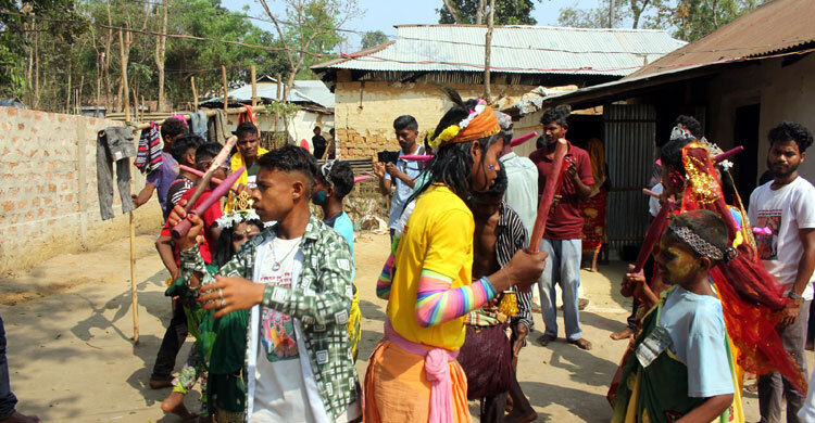 ফাগুয়া উৎসবে মাতোয়ারা চা শ্রমিকরা