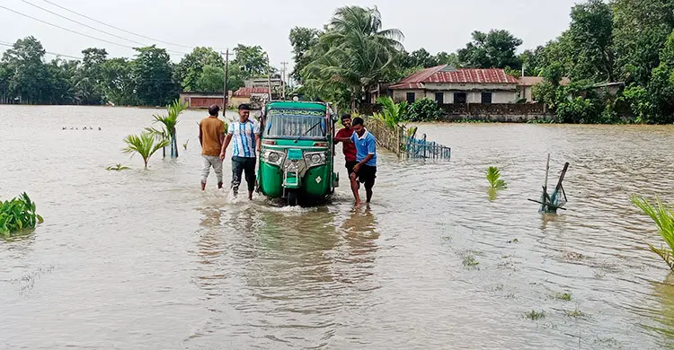 মৌলভীবাজারে ১০ হাজার পরিবার পানিবন্দি, খাবার-বিশুদ্ধ পানি সংকট