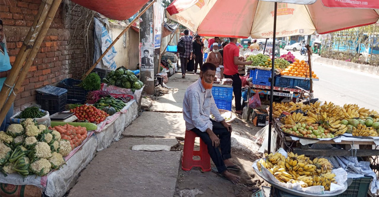 পৌরসভার প্রশ্রয়ে ফুটপাতজুড়ে অবৈধ দোকান