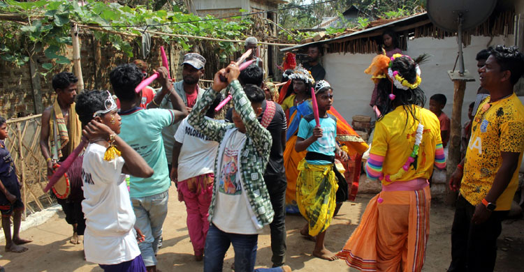 ফাগুয়া উৎসবে মাতোয়ারা চা শ্রমিকরা