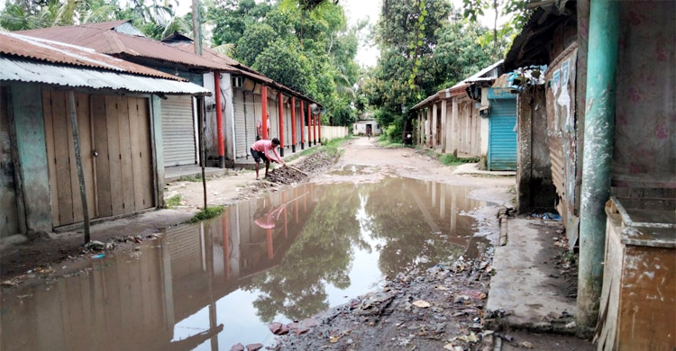 অবৈধ দখলে গলিতে রূপ নিয়েছে সড়ক