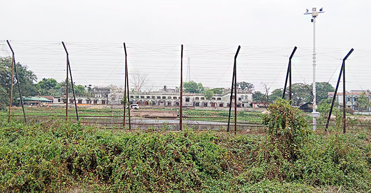 কাঁটাতার ও সড়কের অভাবে সীমান্তে বেপরোয়া চোরাচালানিরা