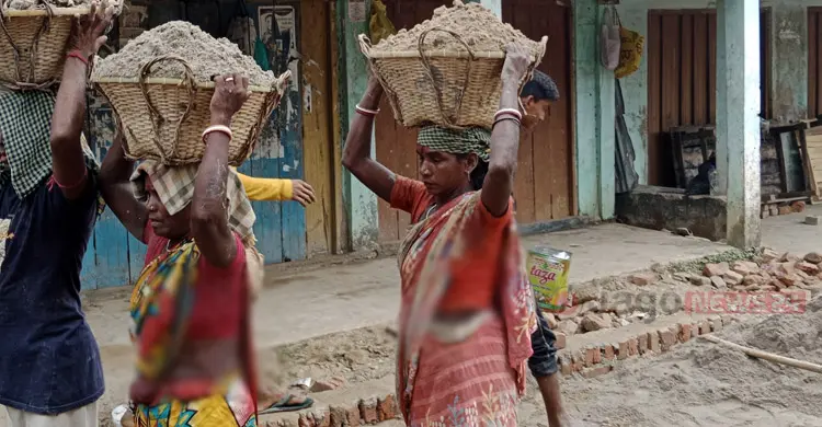 চা বাগানে বেকার, বাইরে মজুরি বৈষম্যের শিকার নারী শ্রমিকরা