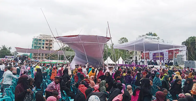 প্রধানমন্ত্রী পৌঁছানোর আগেই বাতাসে ভেঙে পড়লো প্যান্ডেল
