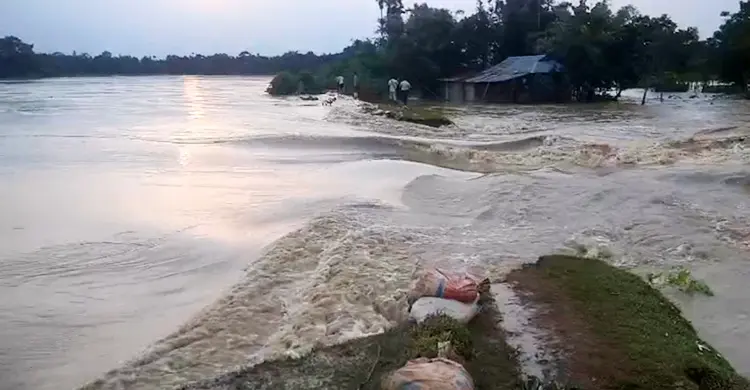 মৌলভীবাজারে ১০ হাজার পরিবার পানিবন্দি, খাবার-বিশুদ্ধ পানি সংকট