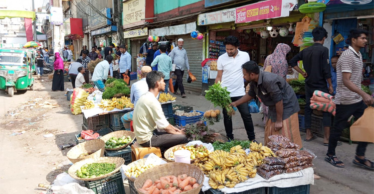 পৌরসভার প্রশ্রয়ে ফুটপাতজুড়ে অবৈধ দোকান