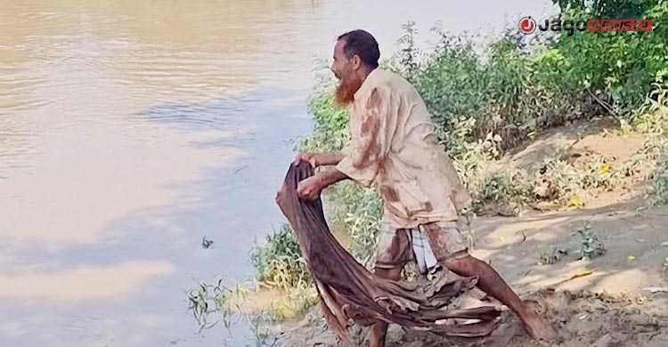 দিনভর অপেক্ষার পর নদীতে ফেলা হলো কোটি টাকার চামড়া