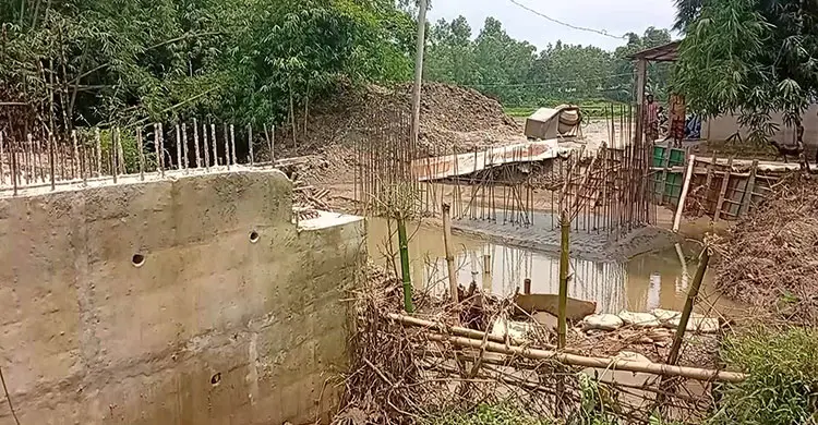 মৌলভীবাজারে সেতুর কাজ বন্ধ: দুর্ভোগে ২৫ গ্রামের মানুষ