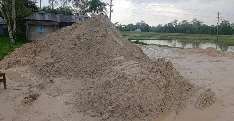 অভিযানেও থামছে না বালু লুট, হুমকির মুখে পরিবেশ