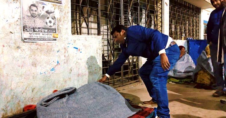 শীতের রাতে প্রধান উপদেষ্টার উপহার নিয়ে অসহায় মানুষের দ্বারে ইউএনও