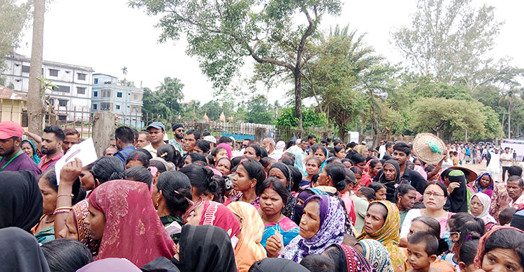 প্রধানমন্ত্রীকে একনজর দেখতে চা শ্রমিকদের ঢল