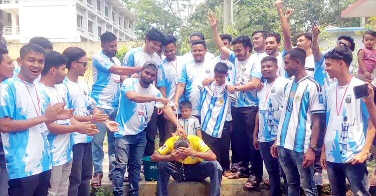 দুধ দিয়ে গোসল করে আর্জেন্টিনা সমর্থনে ব্রাজিলের ভক্ত