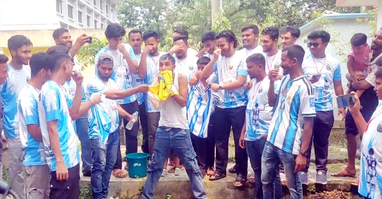 দুধ দিয়ে গোসল করে আর্জেন্টিনা সমর্থনে ব্রাজিলের ভক্ত