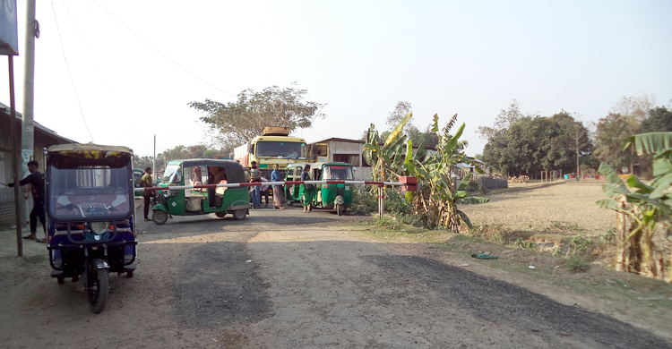 সীমান্ত দিয়ে আসা ভারতীয় চিনি বস্তা বদল করে বাজারজাত