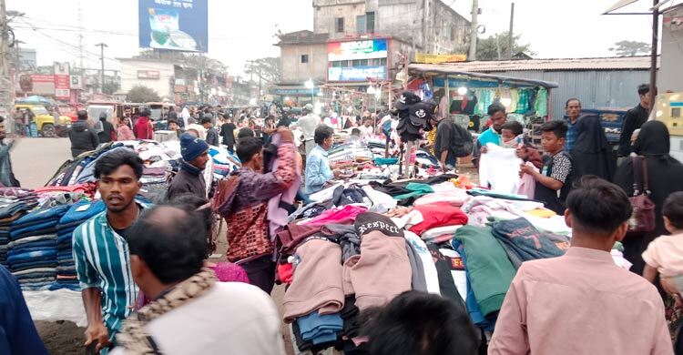 মৌলভীবাজারে জমে উঠেছে গরম কাপড় বিক্রি