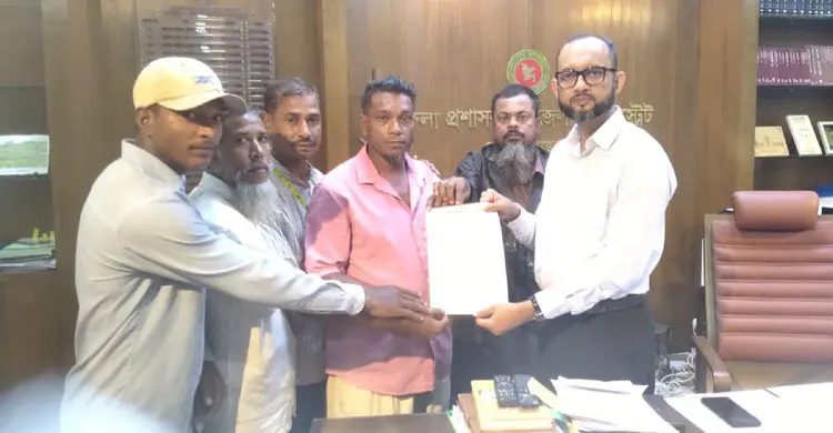 সাত দাবিতে জেলা প্রশাসকের কাছে রিকশা শ্রমিক ইউনিয়নের স্মারকলিপি