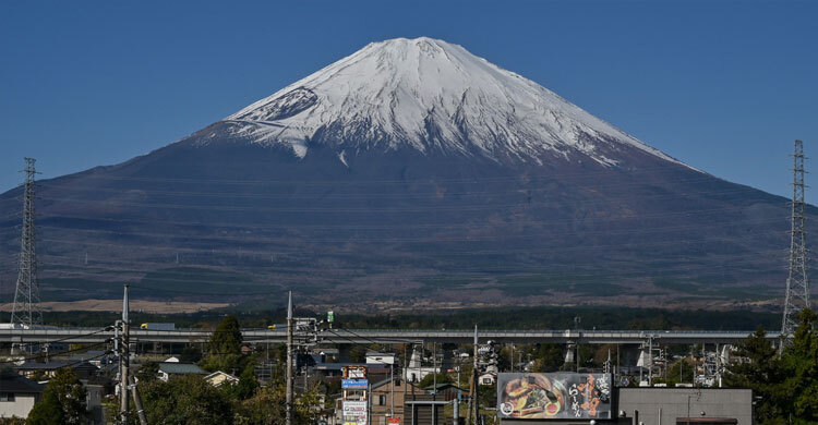 স্বাভাবিকের চেয়ে ২১ দিন পর তুষারে ঢাকলো মাউন্ট ফুজি