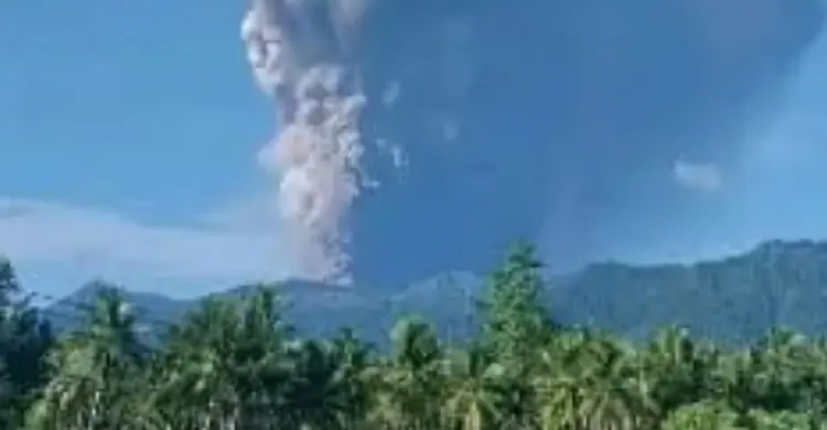 ইন্দোনেশিয়ায় আগ্নেয়গিরিতে ভয়াবহ অগ্ন্যুৎপাত, নিহত ৩