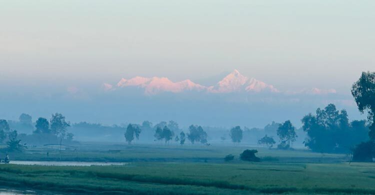 লালমনিরহাটে ভোরের আলোয় ধরা দিলো কাঞ্চনজঙ্ঘা
