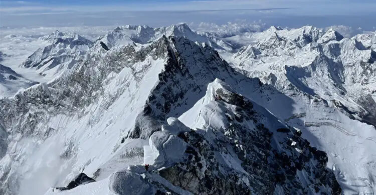 এভারেস্টের তিব্বত অংশে তুষারঝড়, আটকা পড়েছে এক হাজার মানুষ