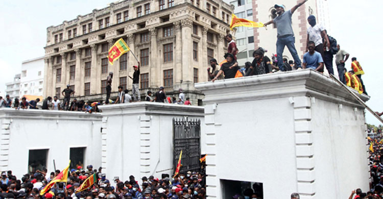 শ্রীলঙ্কায় বিক্ষোভকারীদের দখলে প্রেসিডেন্ট হাউজ/ছবি: এএফপি