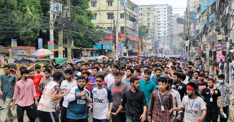 শিক্ষা উপদেষ্টার পদত্যাগ দাবিতে ময়মনসিংহে বিক্ষোভ