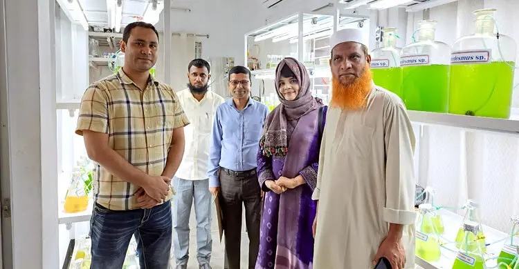বাকৃবিতে অণুশৈবাল ব্যবহার করে অ্যাকোয়াফিড প্রযুক্তি উদ্ভাবন