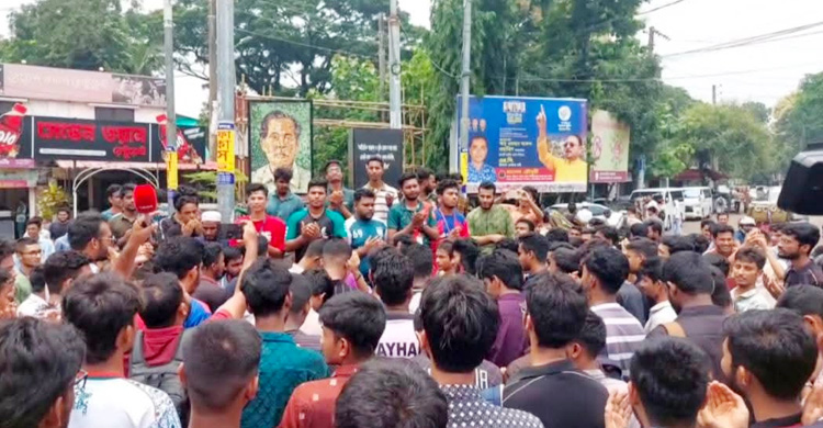 শিক্ষা উপদেষ্টার পদত্যাগ দাবিতে ময়মনসিংহে বিক্ষোভ