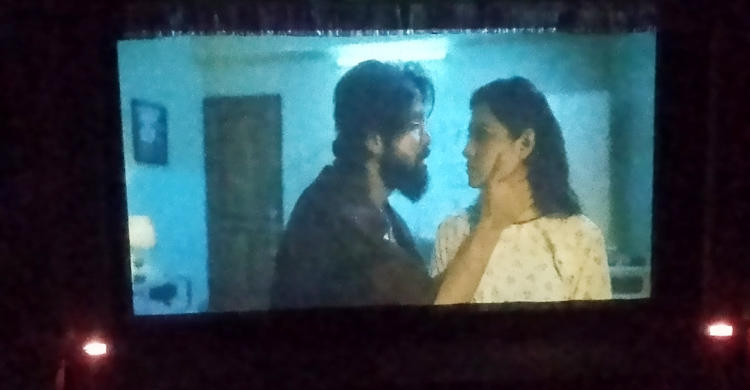 দর্শক পাচ্ছে না রাজ-ফারিণের ‘ইনসাফ’
